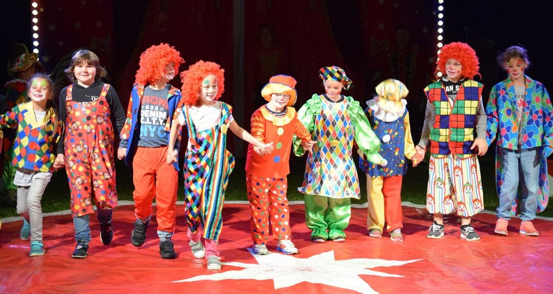 Gruppenfoto: Zirkuskinder in der Manege