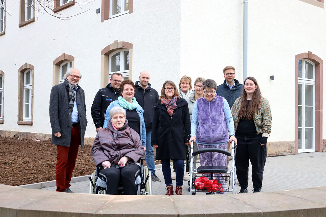 Gruppenfoto: Mitarbeiter und Vorstand des Bathildisheimes e.V.