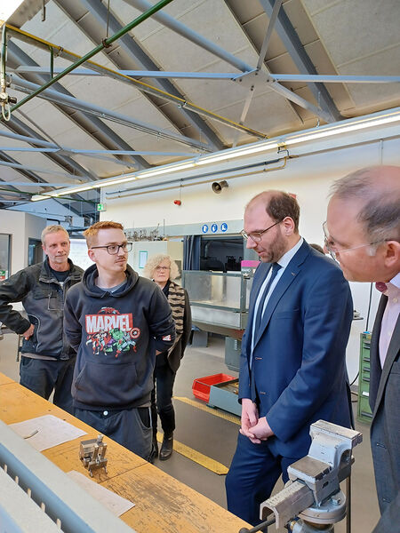 Der Landtagsabgeordnete Jan-Wilhelm Pohlmann besucht das Berufsbildungswerk.